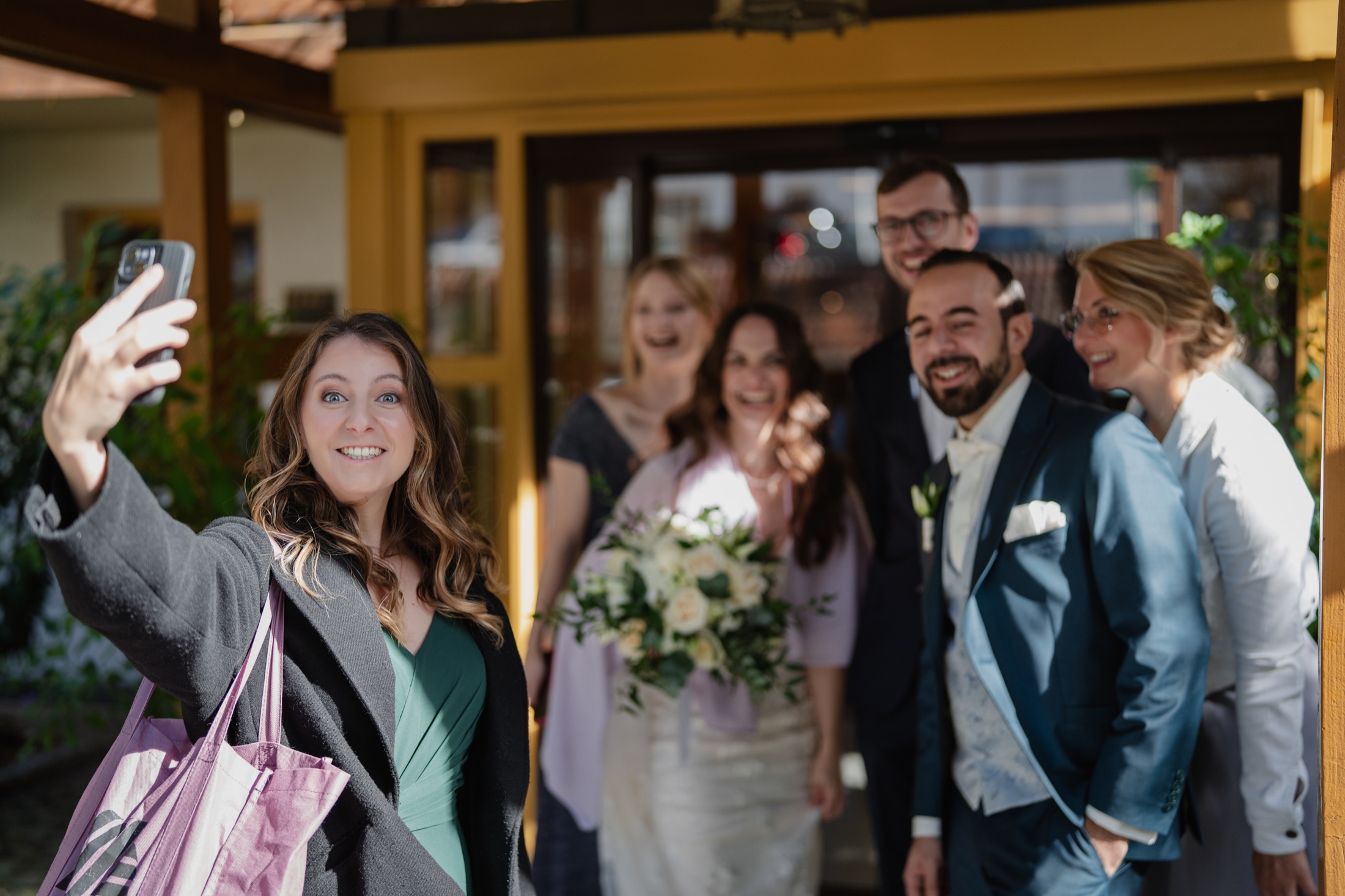 Emotionale Hochzeitsfotografie eines Brautpaars in Bayern